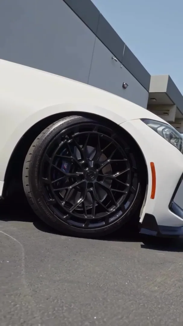 Black multi-spoke wheel on a white BMW, reel Dc6i2w0M4rs, from @fw.wheels